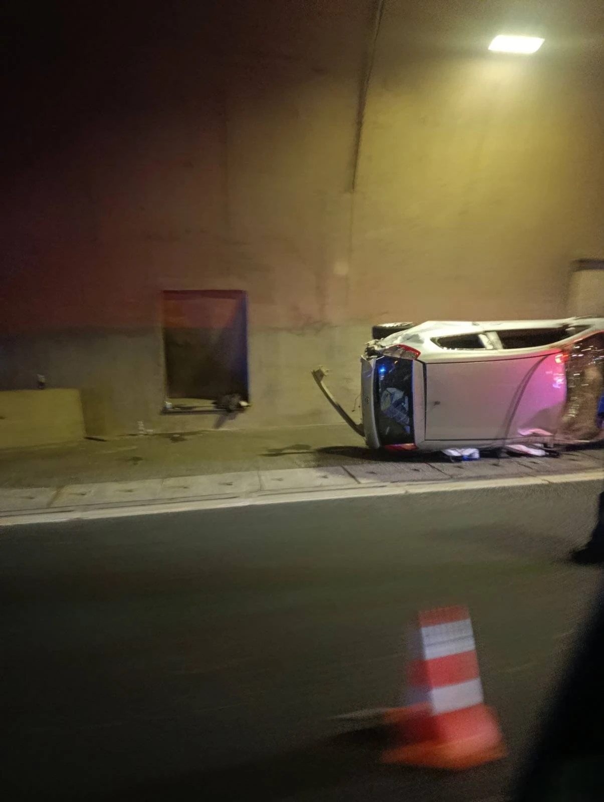 Jedna osoba ozlijeđena u prevrtanju automobila u tunelu kod Bradine