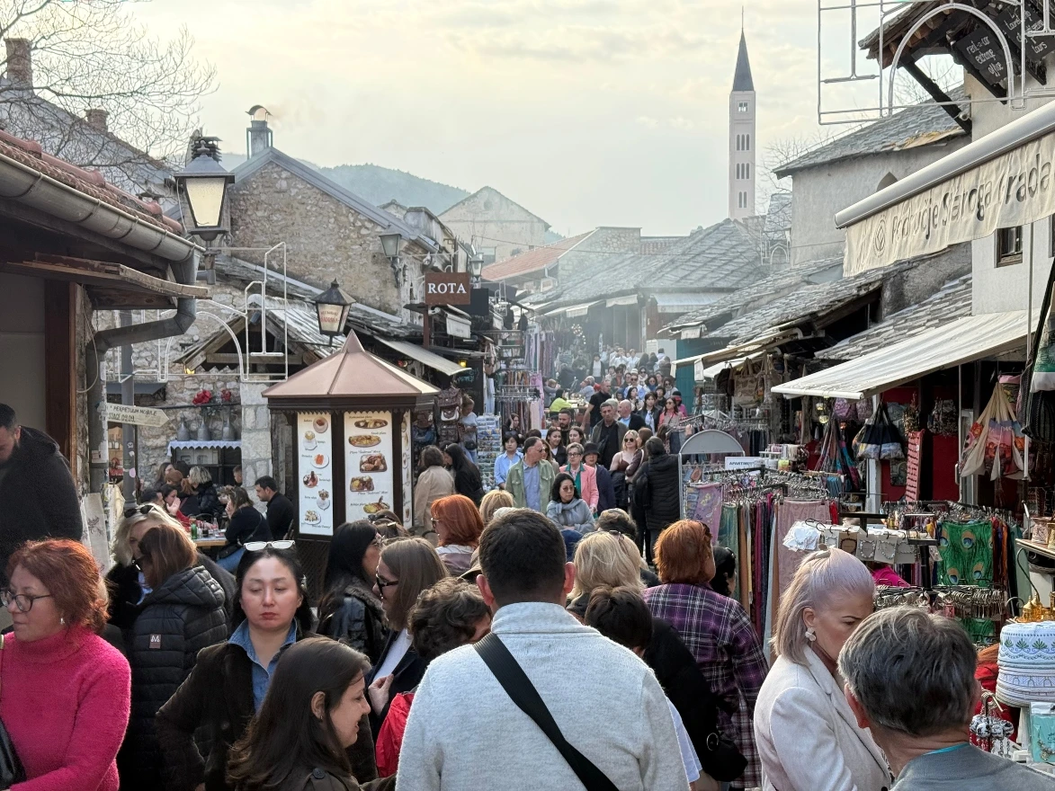 Mostar kao usred sezone: Turisti uživaju na proljetnom suncu