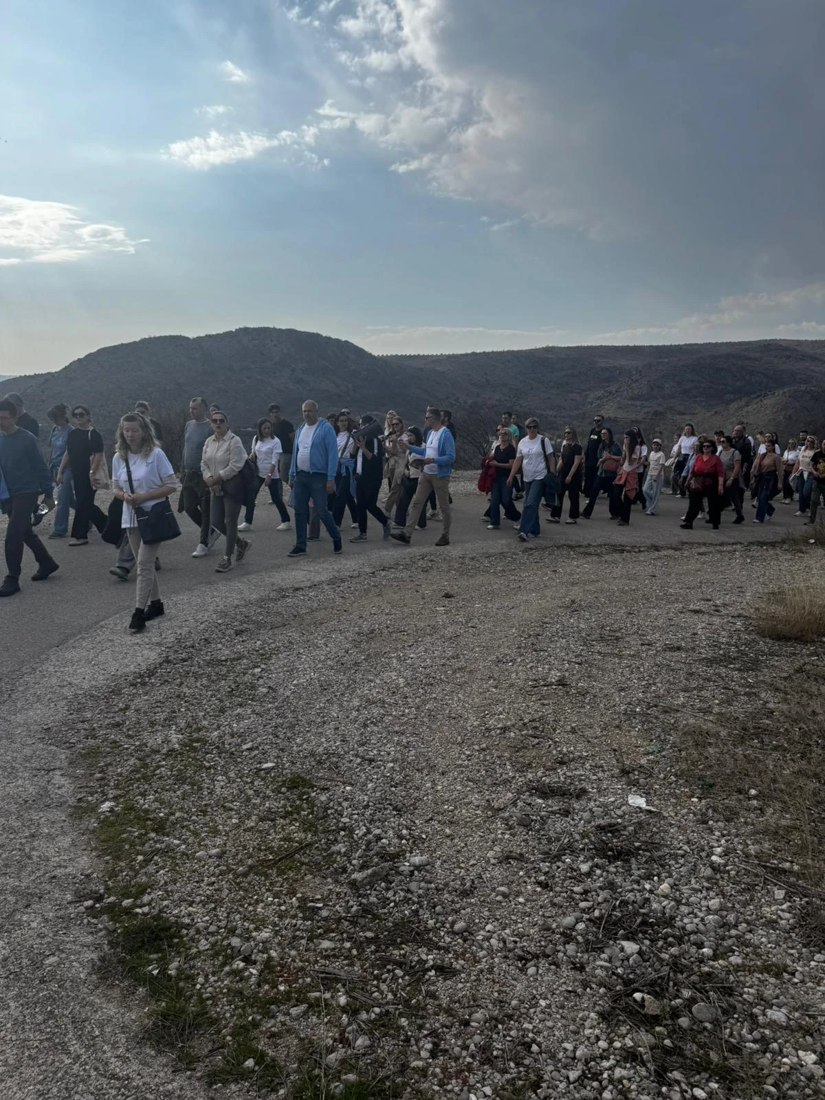 FOTO | Održan Križni put na Humu: Stotine vjernika molilo za nerođene
