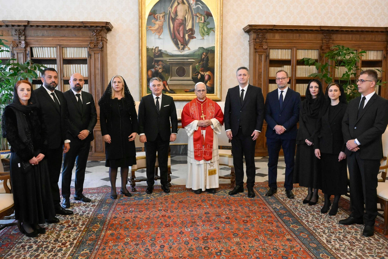 Tročlano predsjedništvo darovalo papu Lava