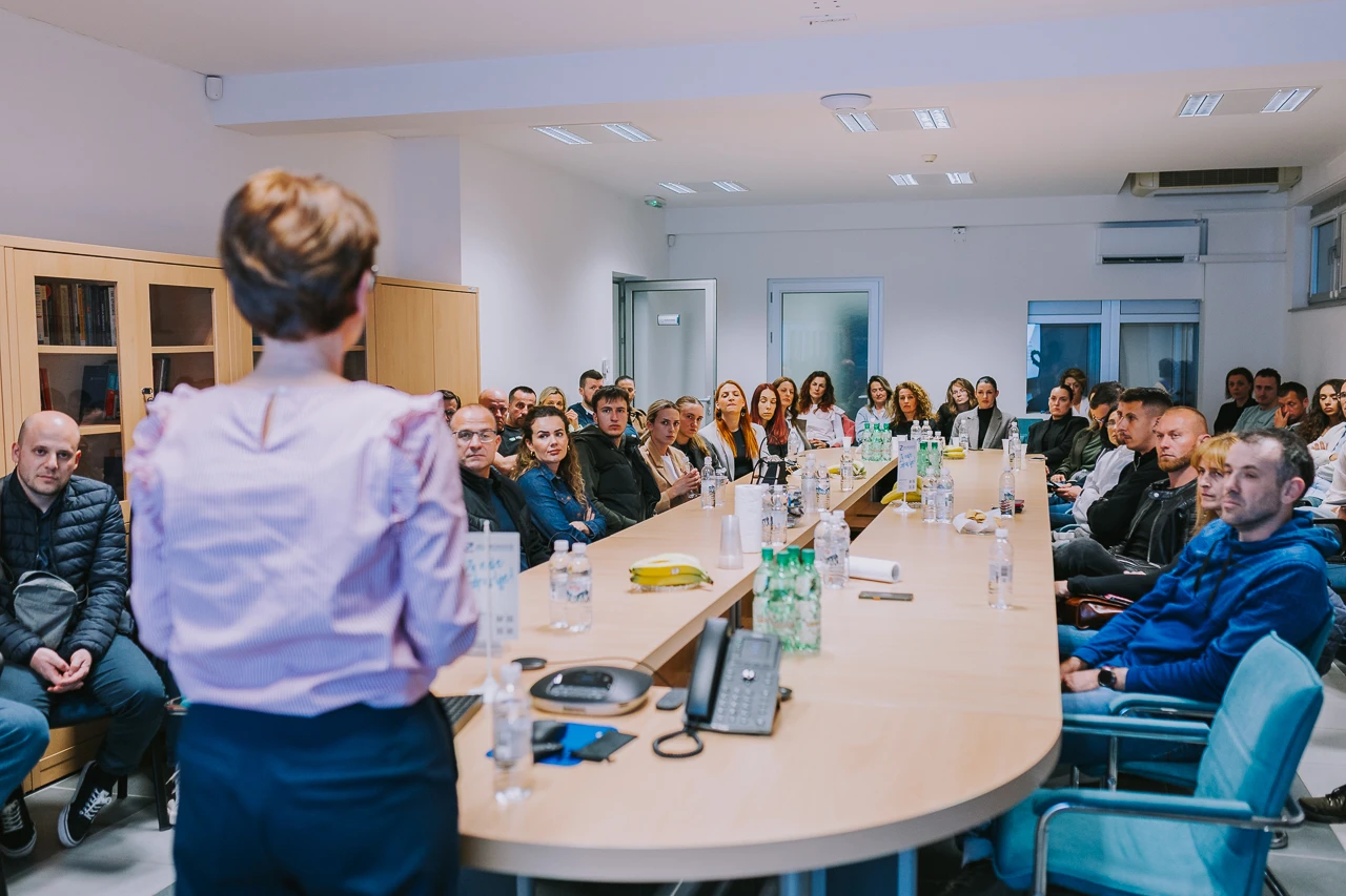 FOTO | U Mostaru održano predavanje o pravilnoj prehrani za trkače