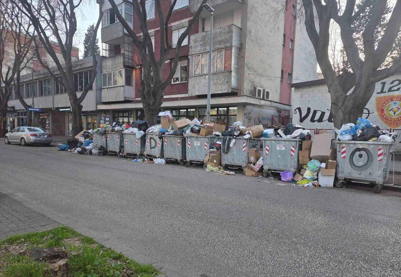 Dugovanja opet zatrpala mostarske ulice smećem