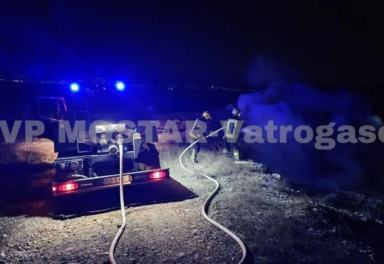 FOTO | Požar na ilegalnom odlagalištu u Miljkovićima