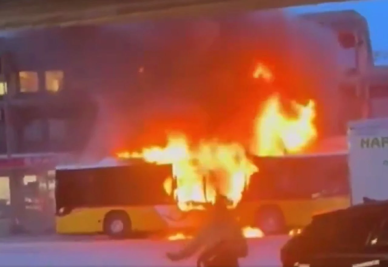 VIDEO | Muškarac se polio benzinom u autobusu i zapalio, šest osoba izgubilo život
