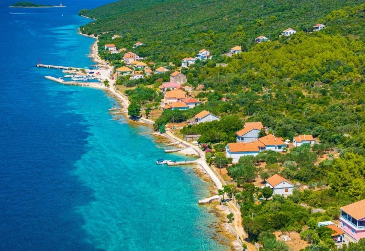 Na ovom otoku živi samo 20 ljudi, svi imaju dva prezimena, a turisti ga obožavaju