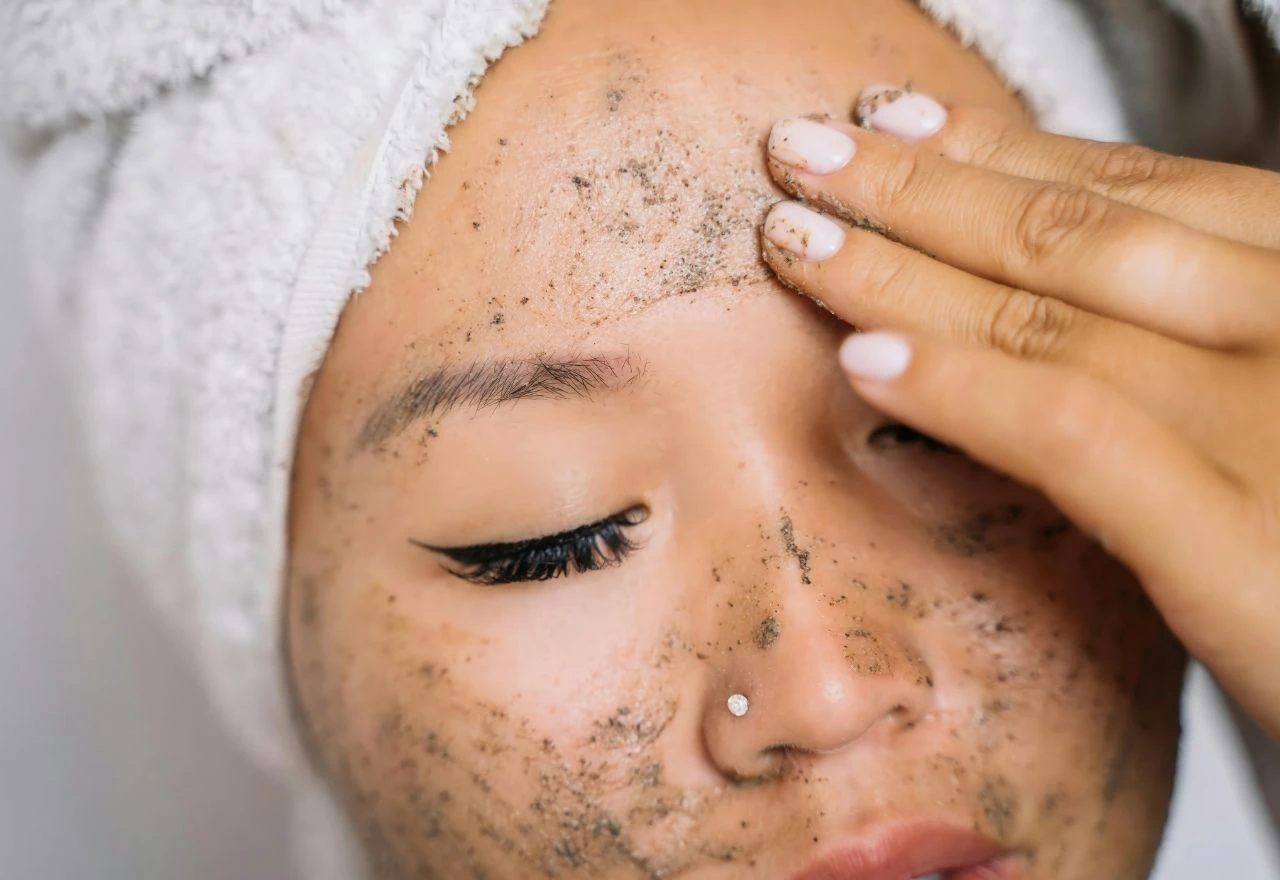 Dermatolozi upozoravaju: Prečest piling lica može ozbiljno oštetiti kožu
