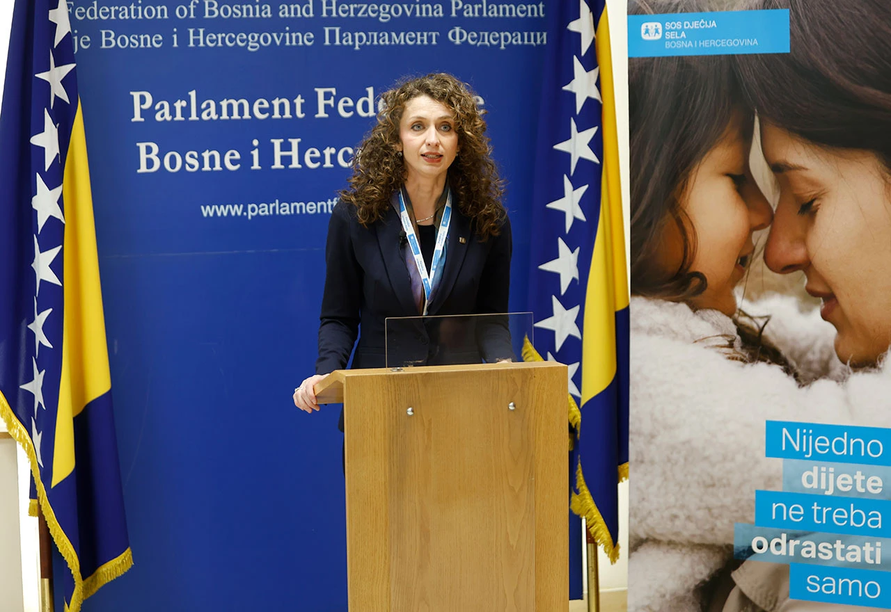 Veliki korak za djecu bez roditeljske skrbi: Usvojen nacrt izmjena Zakona o hraniteljstvu u Federaciji BiH