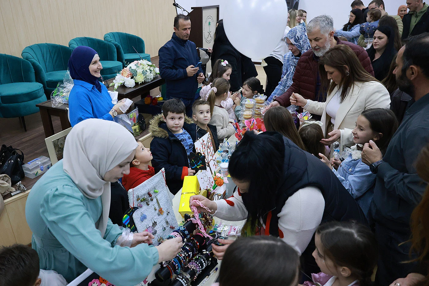 FOTO | Ramazanski bazar okupio veliki broj građana: Roditelji i djeca ispunili Kulturni centar Kralj Fahd