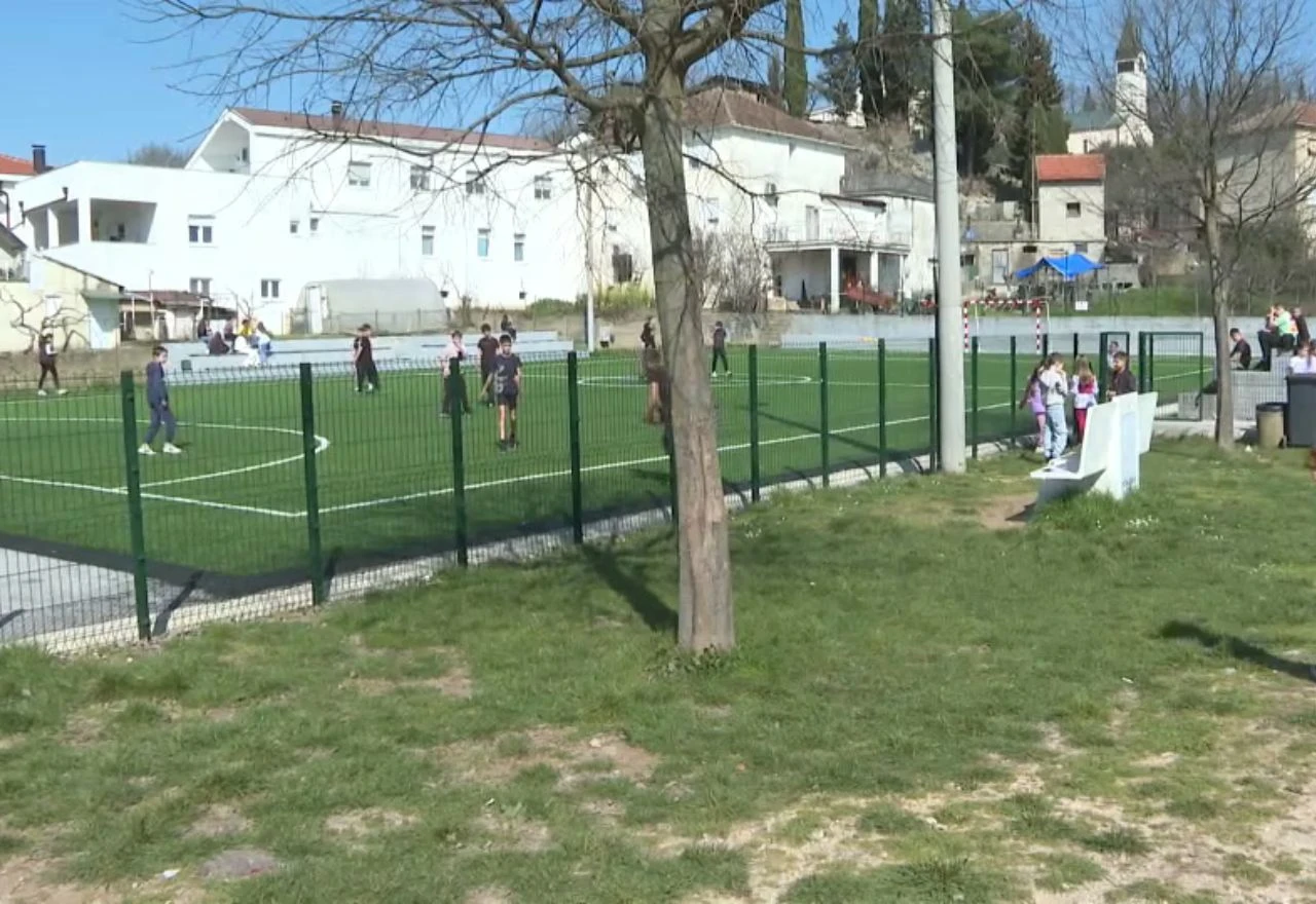 Nova pravila u OŠ Čerin: Učenici odmore provode bez telefona