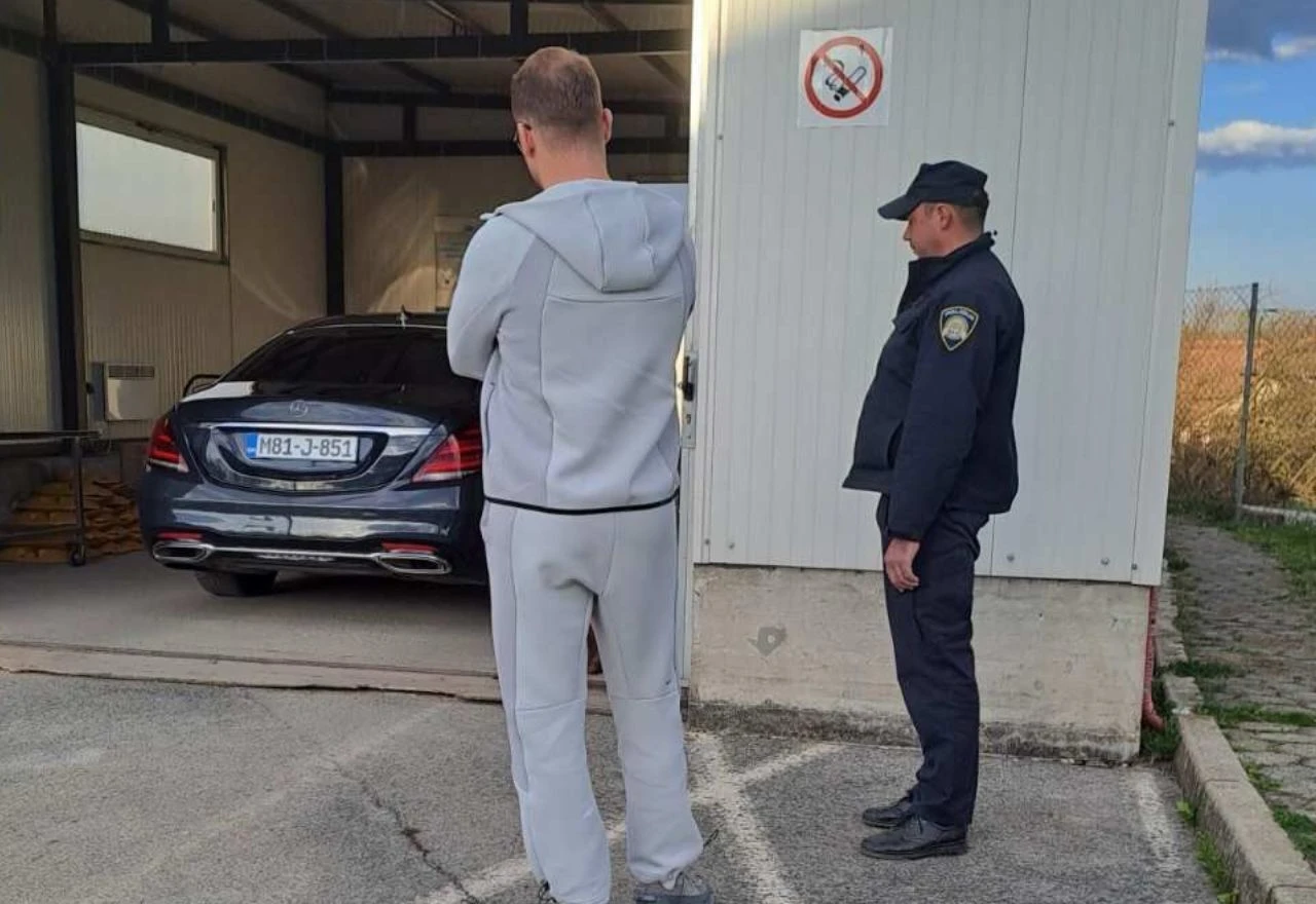 VIDEO | Stanivuković ponovno zadržan na granici s Hrvatskom: Pretres vozila i psi tragači