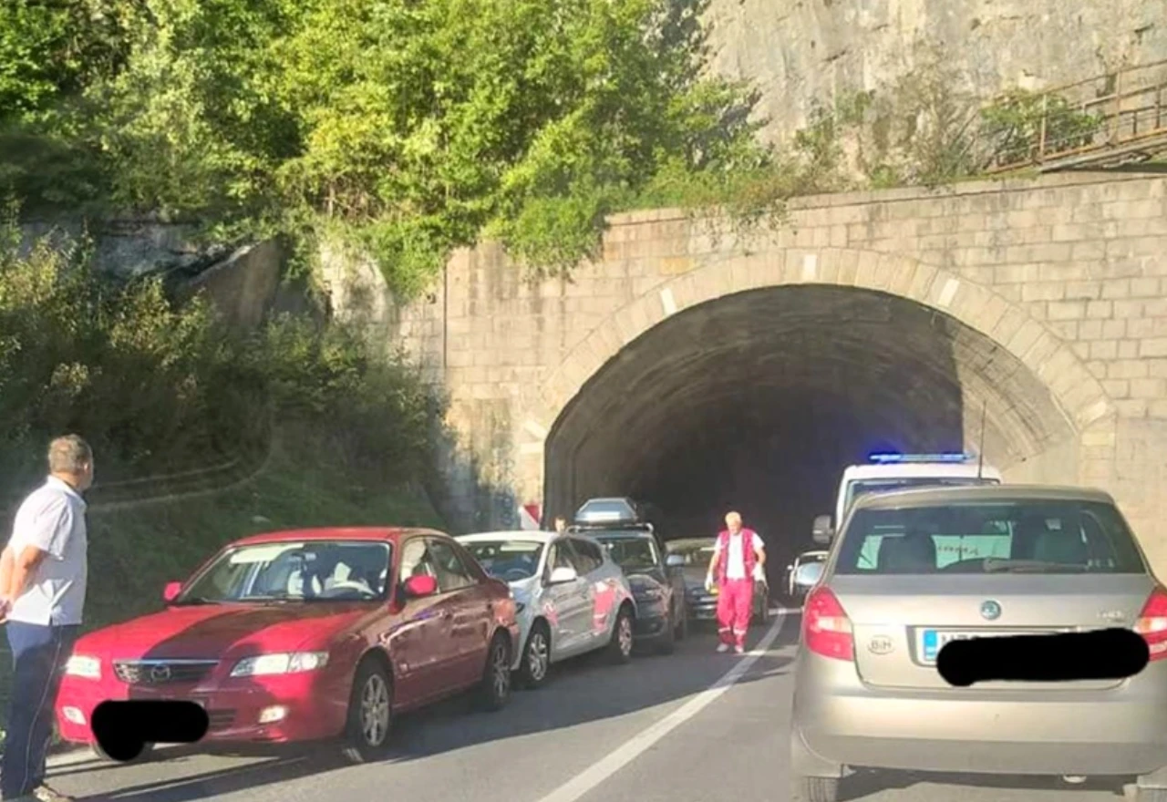 Tri osobe ozlijeđene u sudaru pet vozila