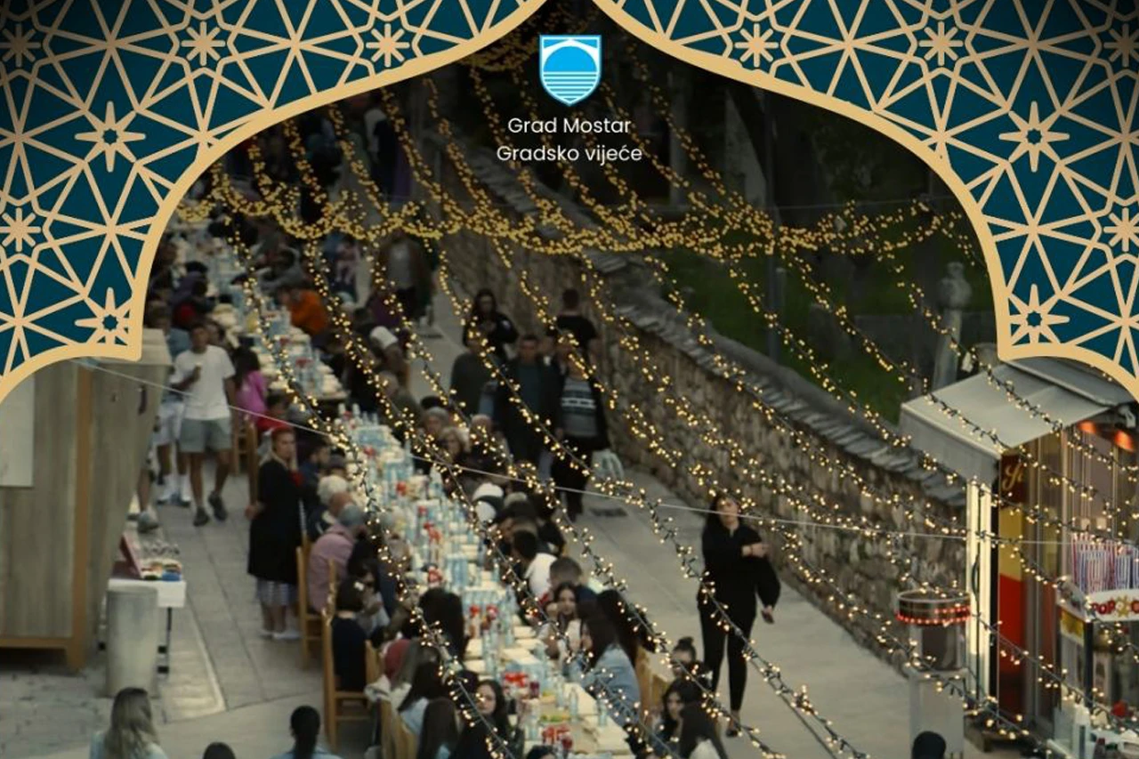Zajednički iftar na otvorenom organizira se diljem stare gradske jezgre u Mostaru