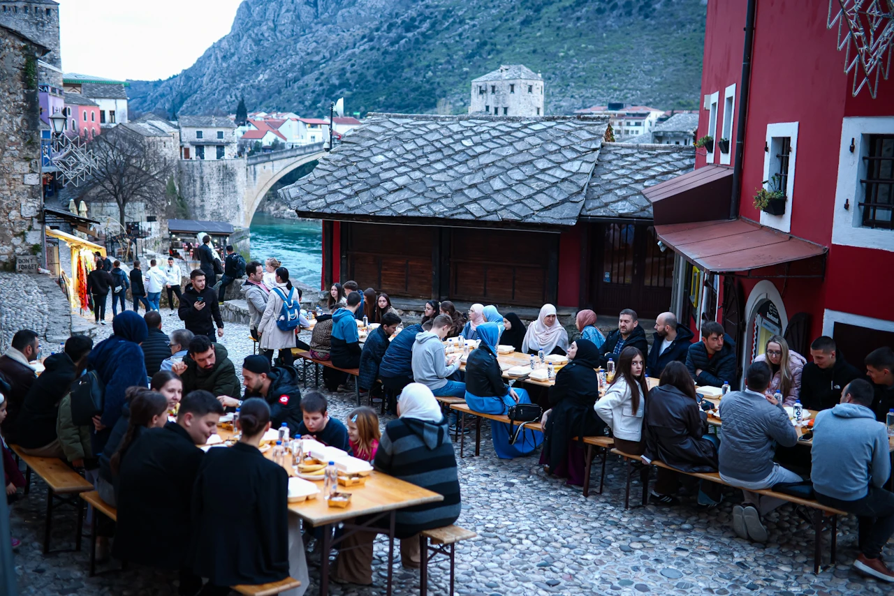 FOTO/VIDEO | Mostar nastavlja tradiciju: Zajednički iftar održan petu godinu zaredom
