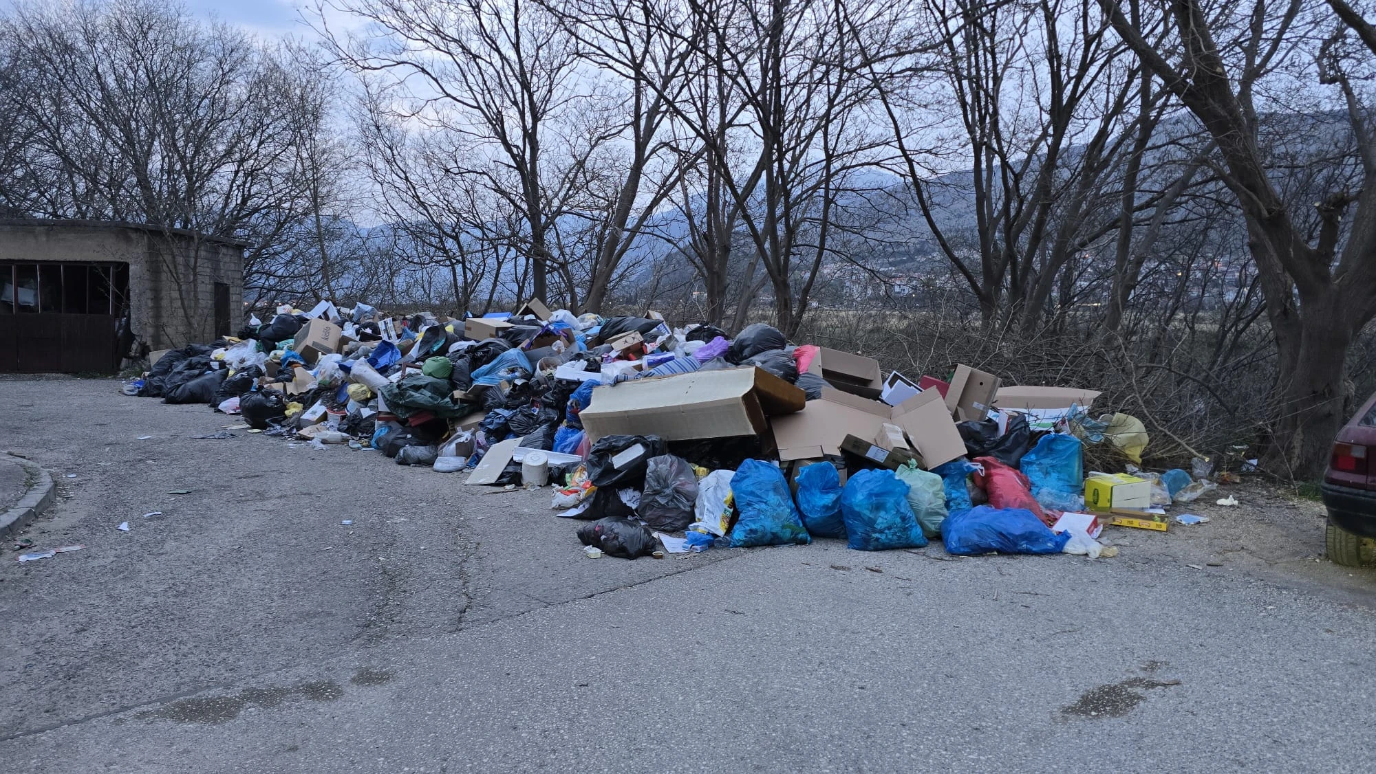 FOTO | Nagomilani otpad blokirao nogostup u Mostaru, mještani traže hitnu reakciju