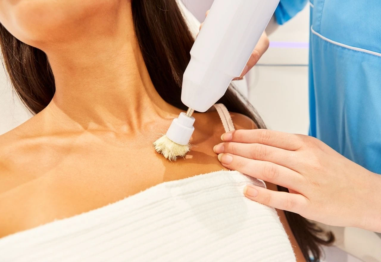 Dekolte vam je "stariji"od lica? Dermatologinja savjetuje kako spriječiti znakove starenja