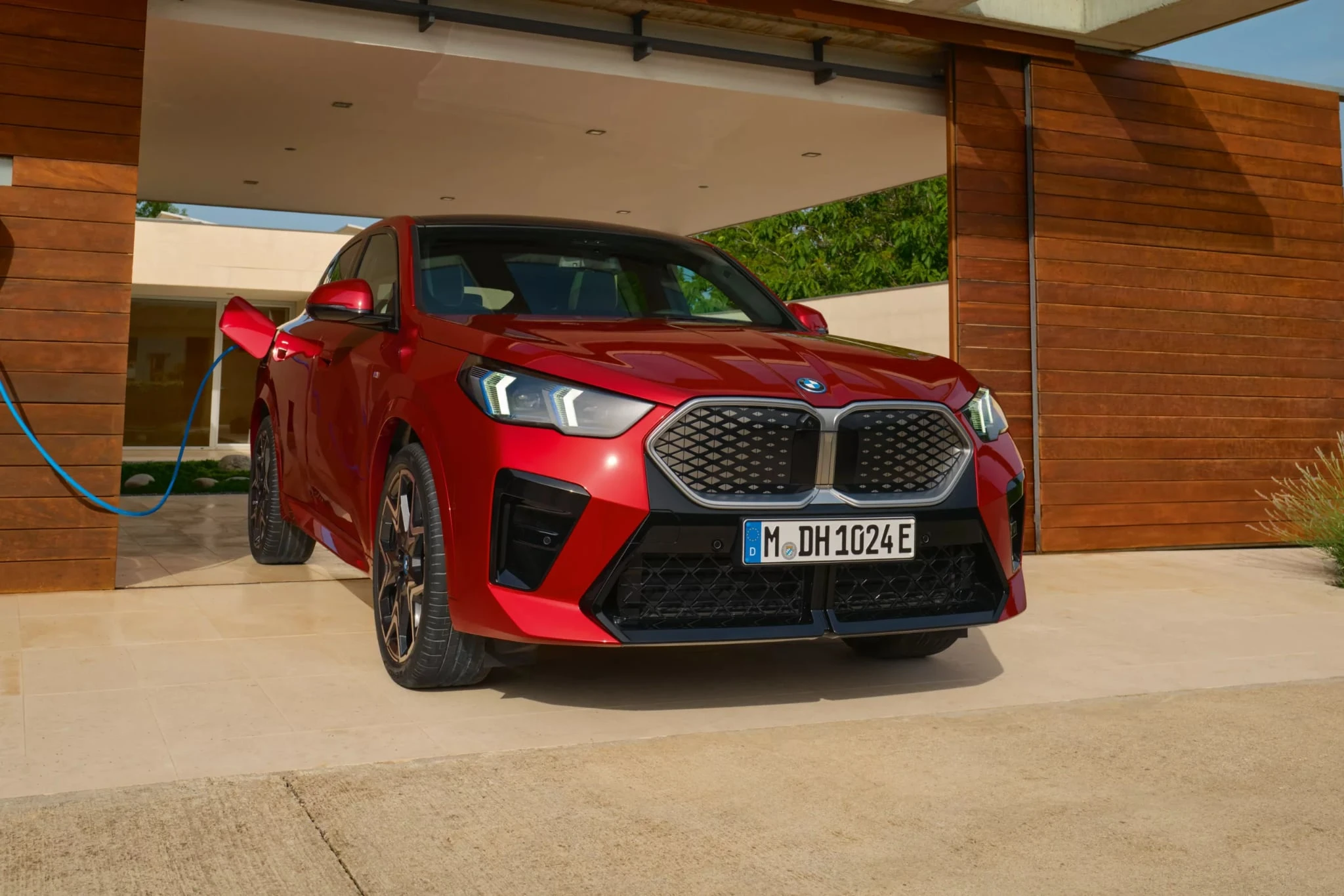BMW ne odustaje od benzina, ali električni plan je jasan – 50% do 2030.