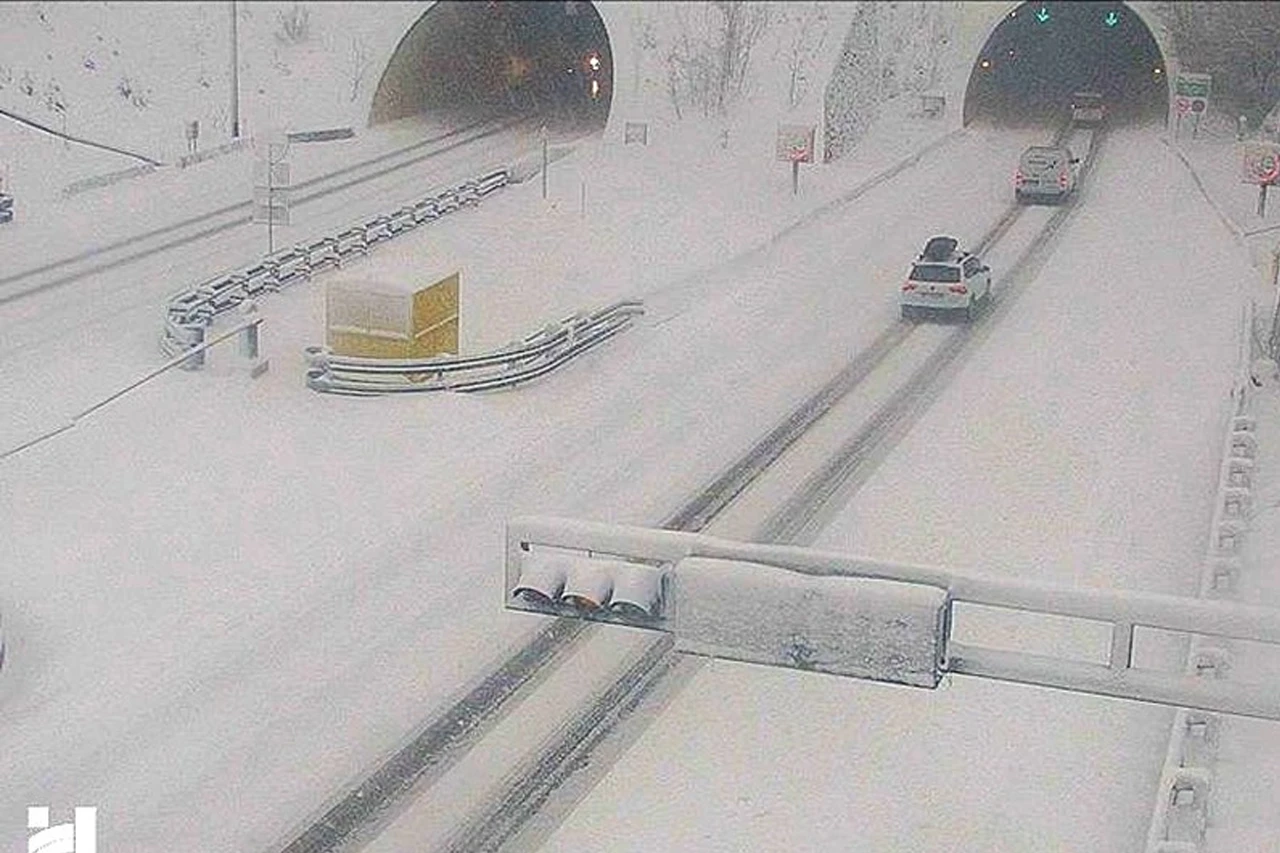 Snijeg je zabijelio Dinaride, u Hrvatskoj probleme stvara i bura