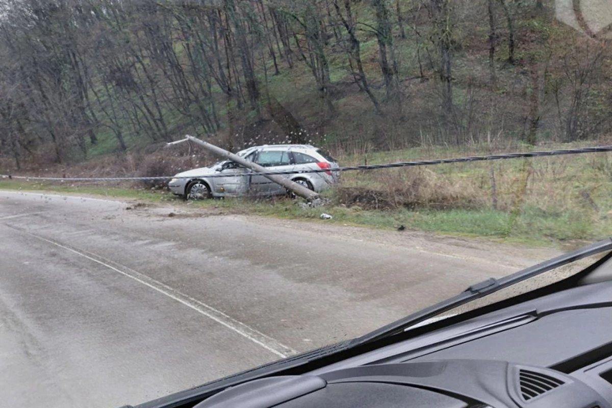 Stup pao na vozilo uz cestu u Banja Luci
