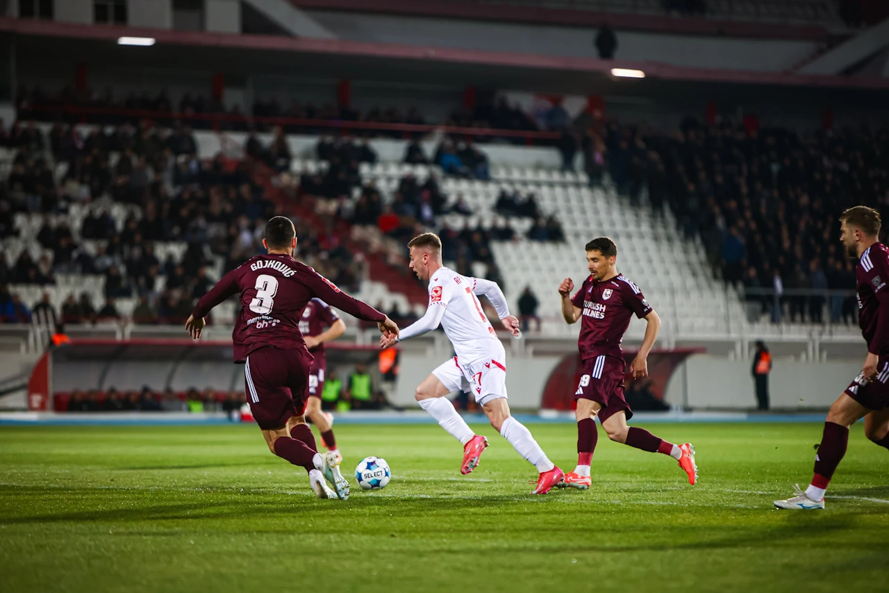 Karlo Abramović između dvojice igrača Sarajeva