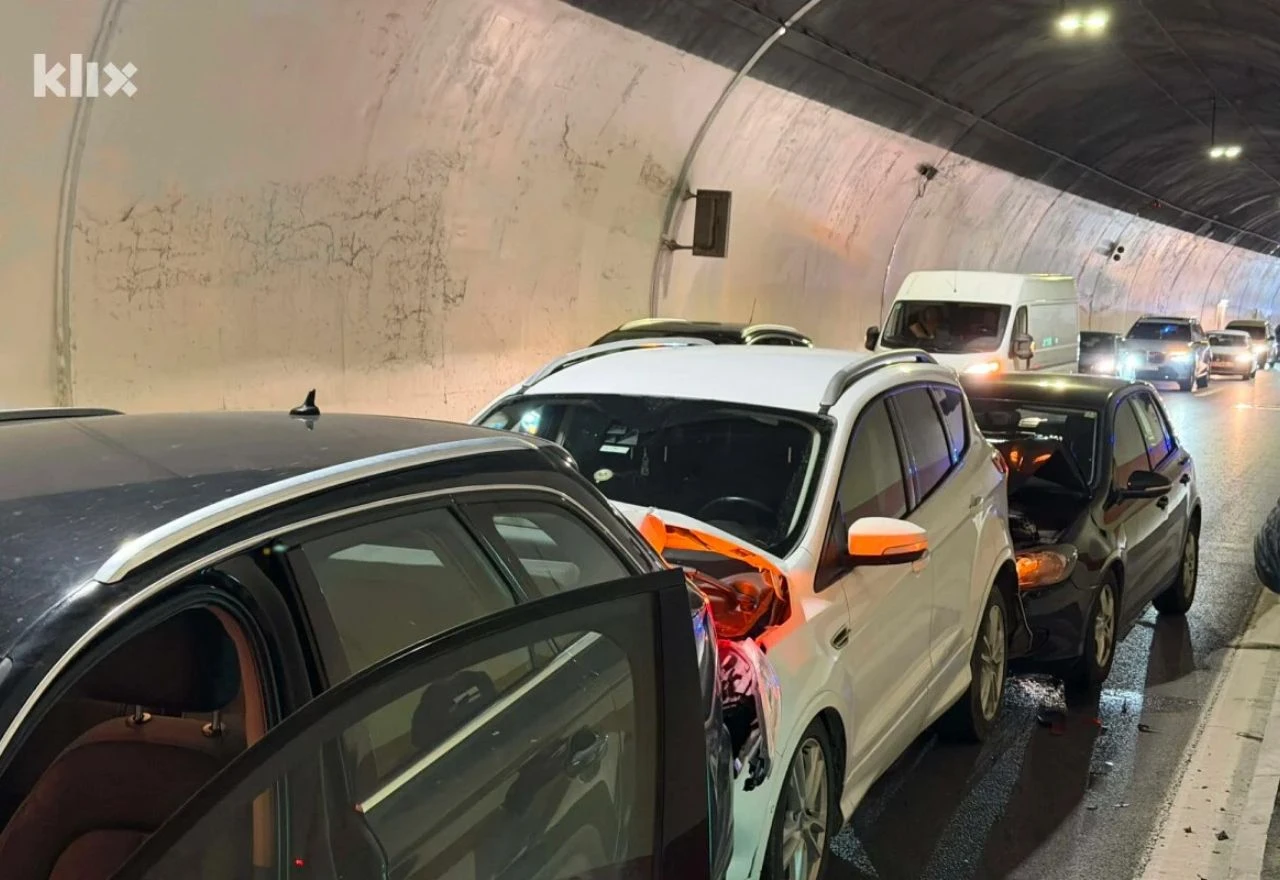 Tri osobe ozlijeđene u prometnoj nesreći na autocesti: Sudar tri vozila i vozila Hitne pomoći
