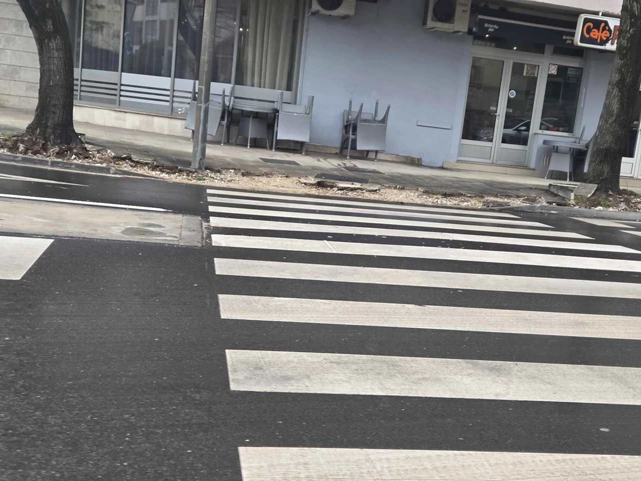 Pazi nogostup! Opasna igrica u središtu Mostara