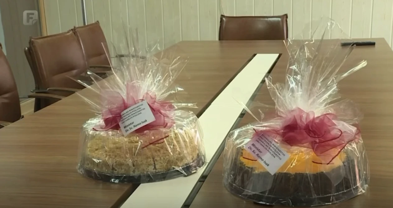 VIDEO | Nije šala: Ramo Isak poslao torte i "slatku poruku" Federalnoj televiziji