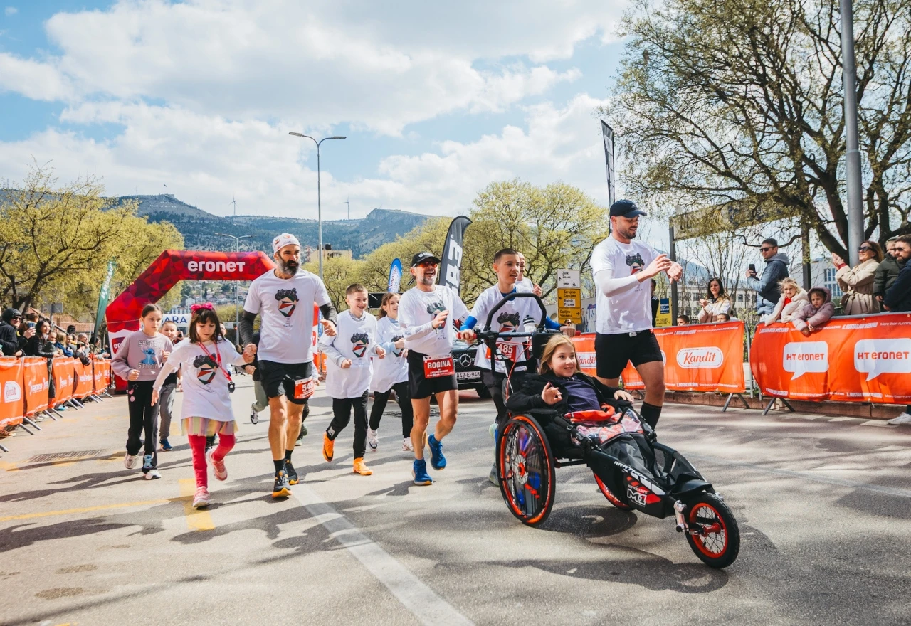 Najljepša priča Mostarskog polumaratona: Dječak Šimun Petar protrčao kroz cilj