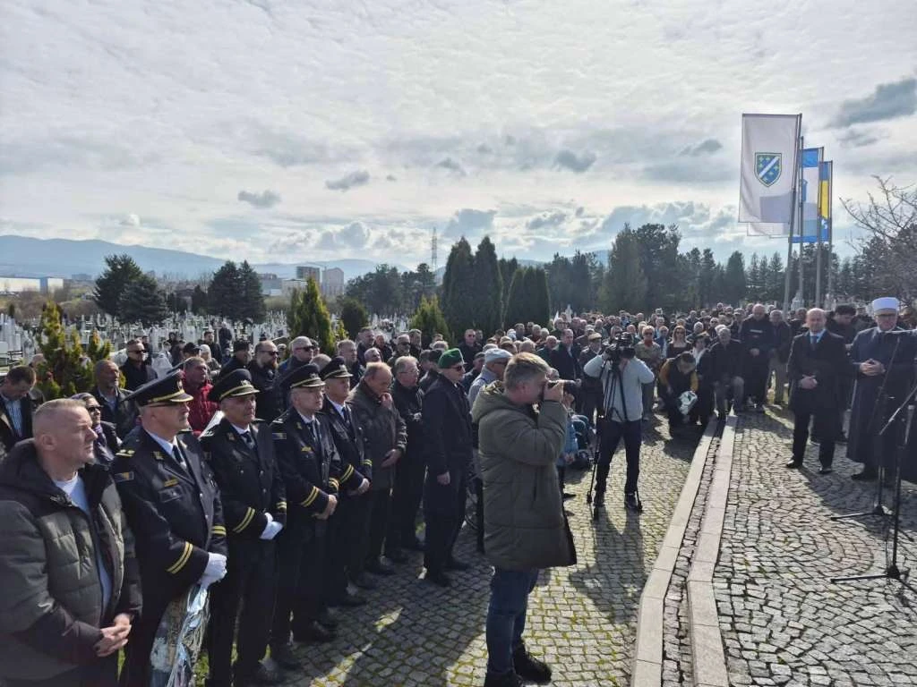 Diljem BiH odana počast šehidima drugog dana Ramazanskog bajrama
