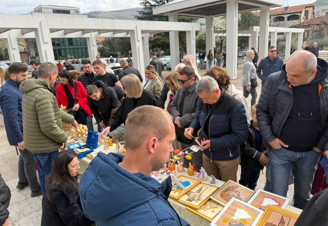 Centar Nazaret i Dom Betanija nakon mise u mostarskoj katedrali izložili rukotvorine