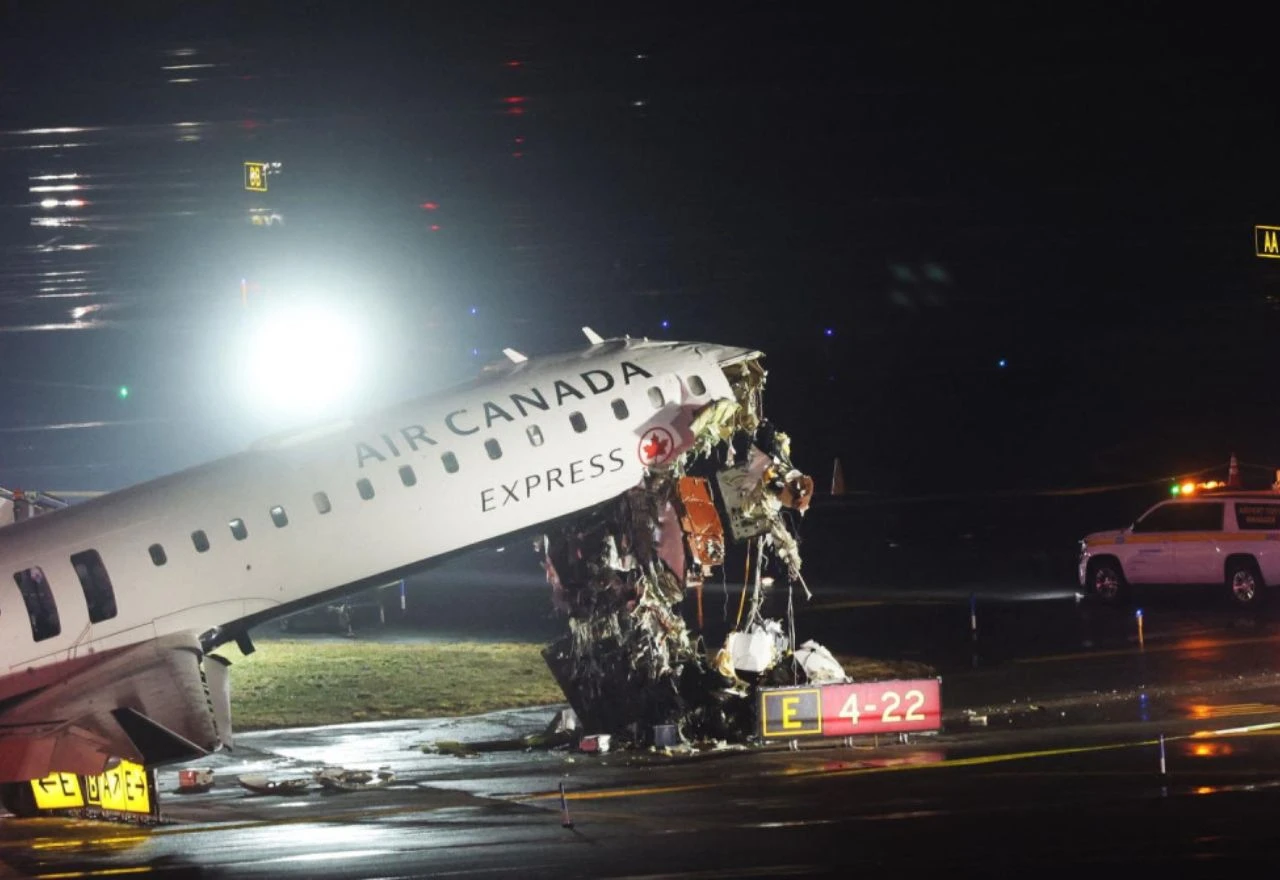 Sudar na pisti u New Yorku: Avion udario u vozilo, aerodrom zatvoren