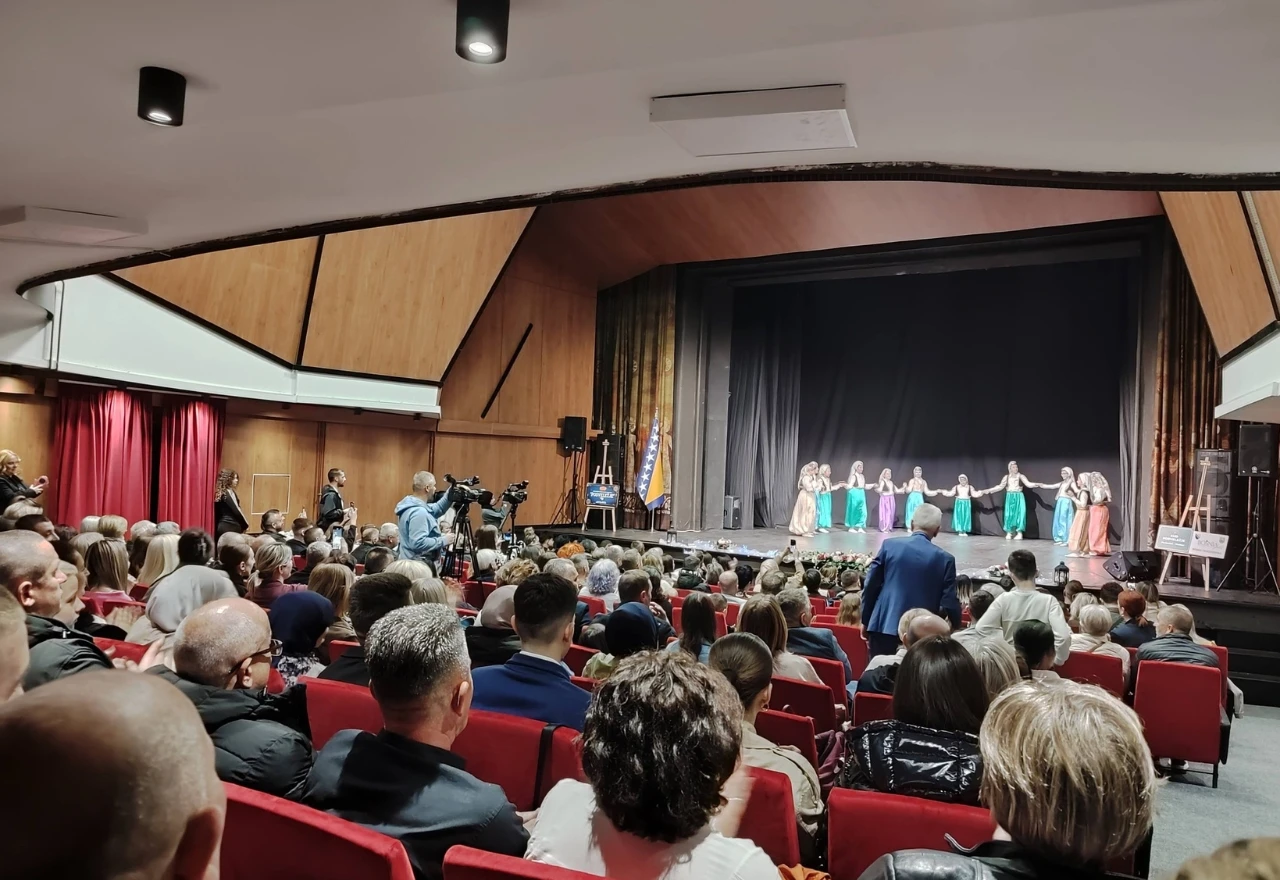 FOTO/VIDEO | Bajramski koncert u Mostaru ponovno napunio Narodno pozorište do posljednjeg mjesta