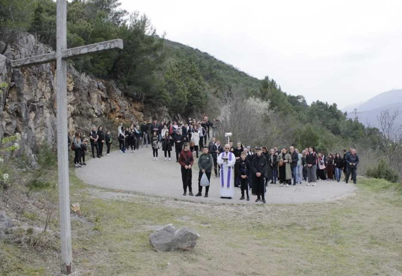 Stotine vjernika sudjelovale na tradicionalnom Križnom putu u Bijelom Polju
