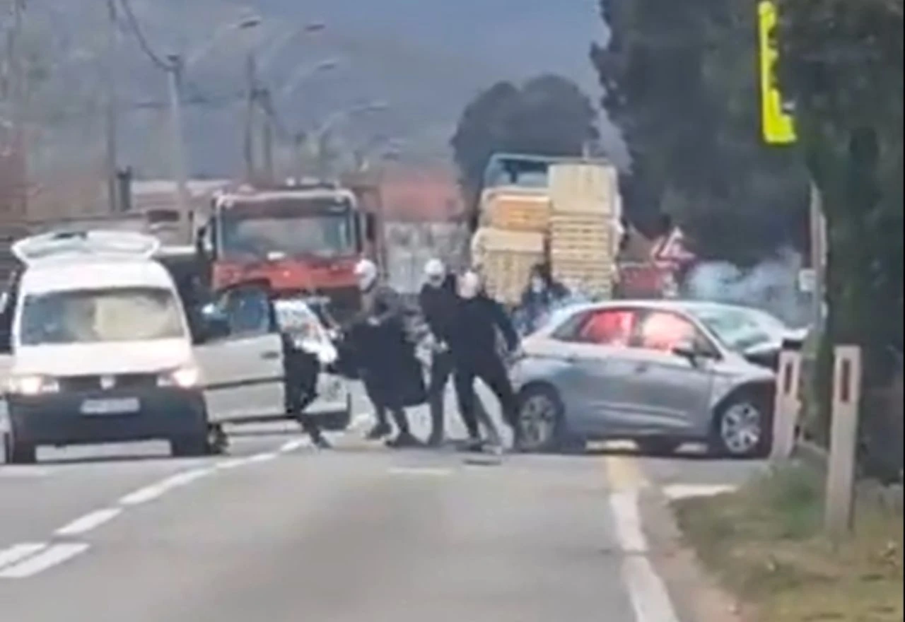 VIDEO | Maskirane osobe palicama i bakljama napale vozača u Potocima