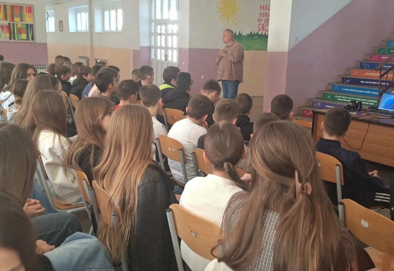 Mostar: Djeca učila o opasnostima kockanja kroz edukativno predavanje