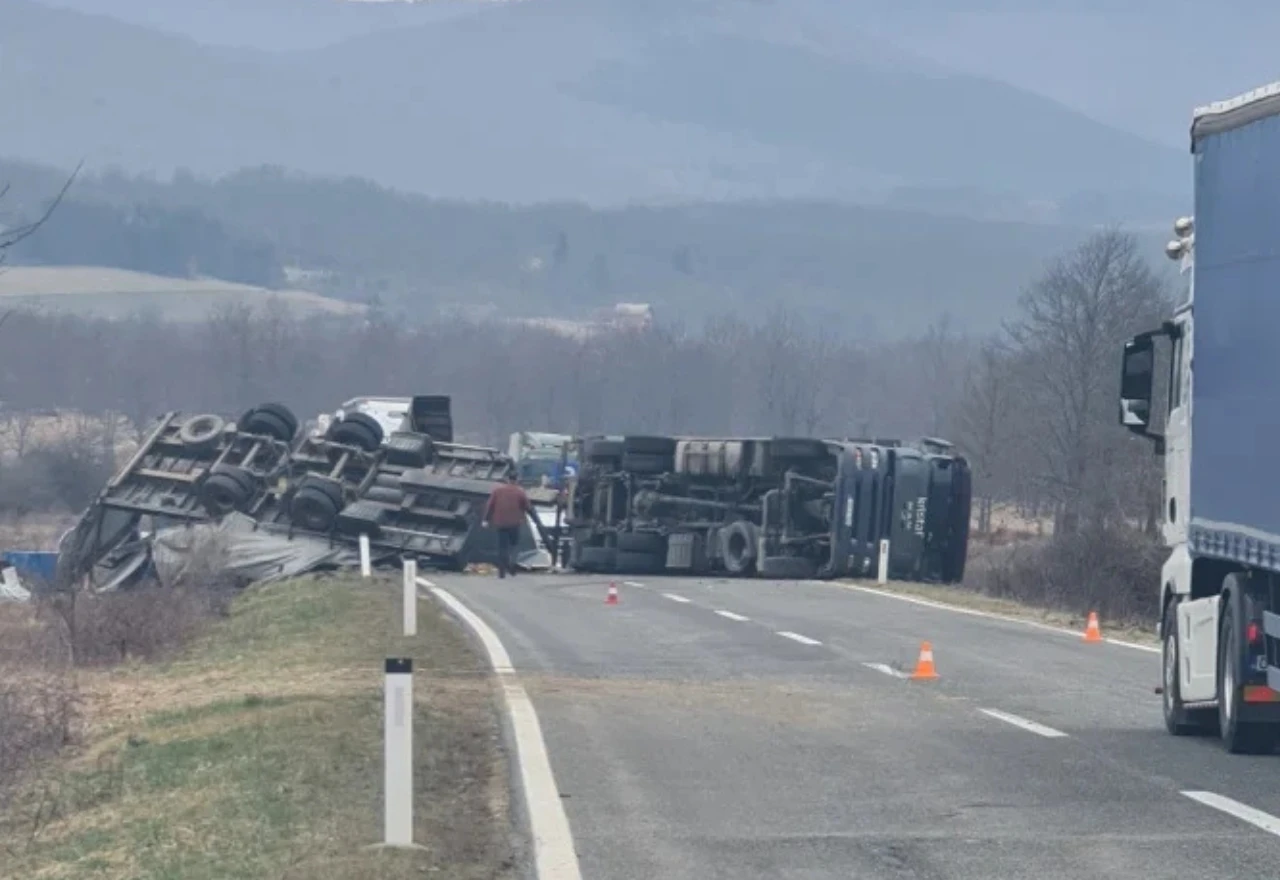 Teretno vozilo završilo prevrnuto na cesti, u nesreći nastala materijalna šteta