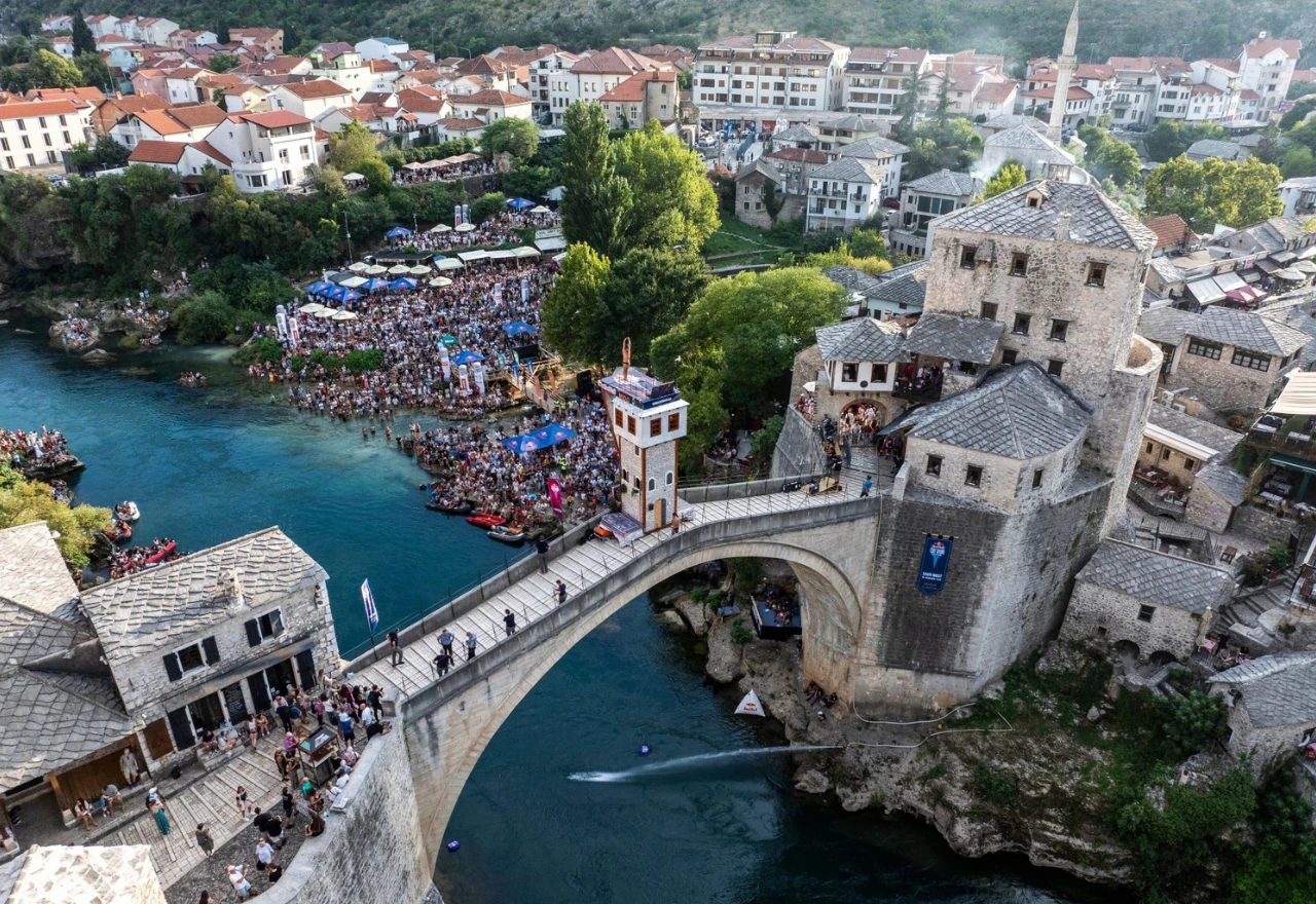 Red Bull se ipak vraća na Stari most: Jubilarno deseto izdanje Cliff Divinga stiže u Mostar!