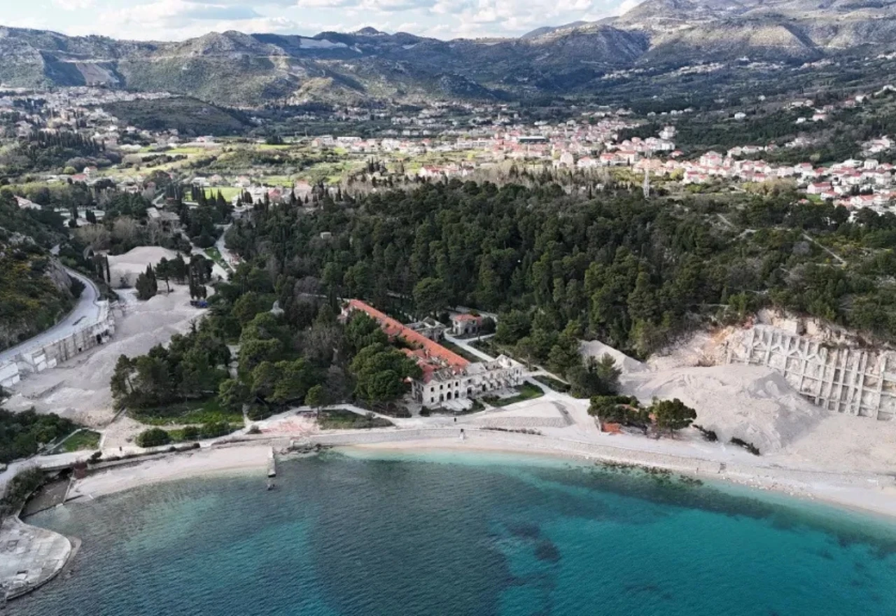 FOTO | Srušen simbol jugoslovenskog luksuza: Mjesto gdje su ljetovali Tito i svjetske zvijezde