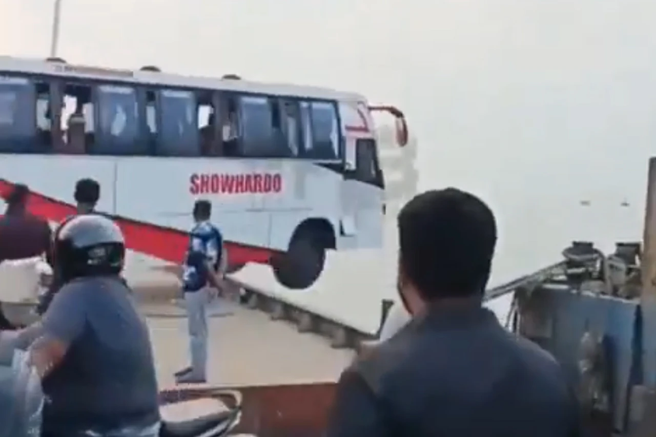 VIDEO | Najmanje 24 osobe poginule u prevrtanju autobusa pri ulasku na trajekt