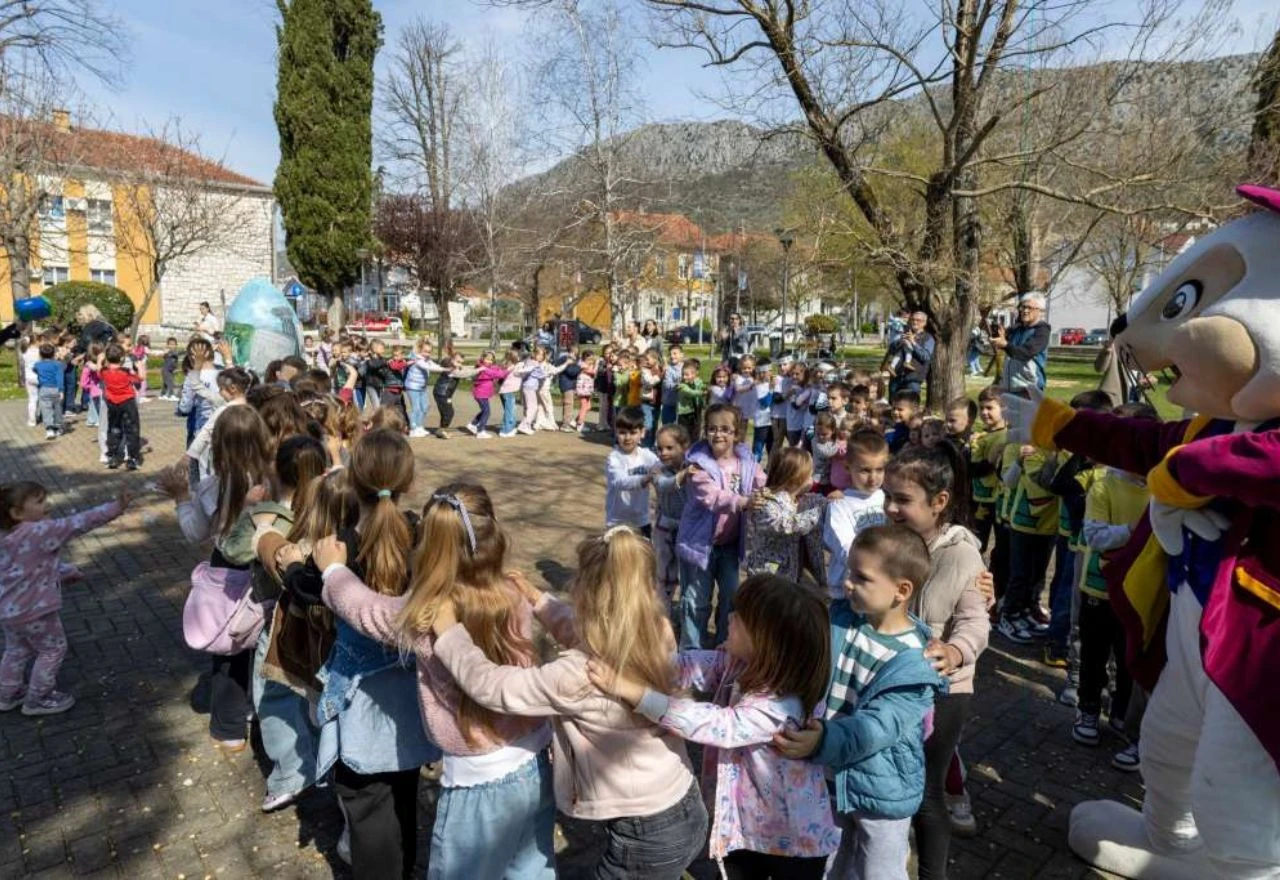 Dvometarska uskrsna pisanica postavljena u Ljubuškom