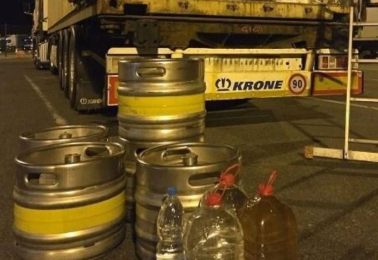Pokušao unijeti 160 litara rakije u Hrvatsku, platio je 10.000 eura