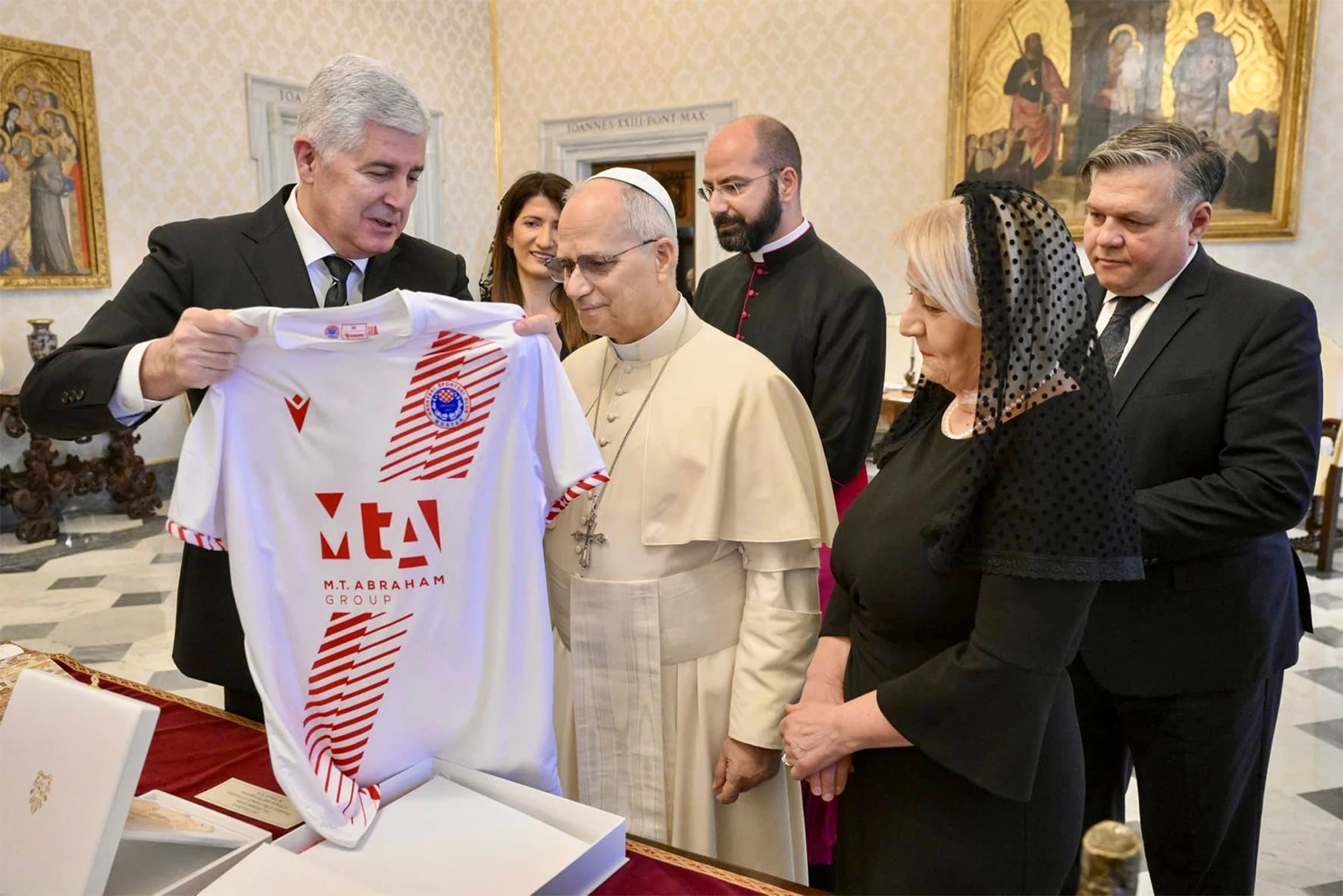 Čović Papi dao dres Zrinjskog s pozivnicom za Mostar