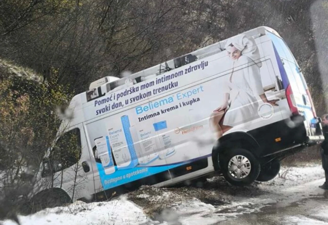 Kombi sletio u kanal na cesti Mostar – Nevesinje