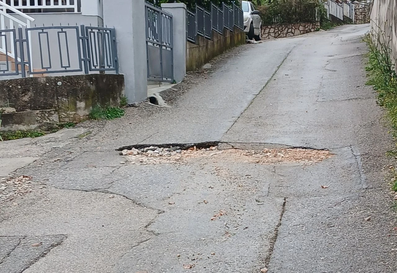 FOTO | Velika rupa na cesti u Mostaru, mjesecima se ništa ne poduzima