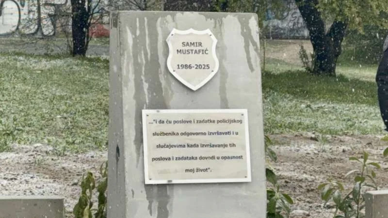 Godinu dana nakon tragedije: Policajac koji se utopio spašavajući druge dobio spomenik u Tuzli