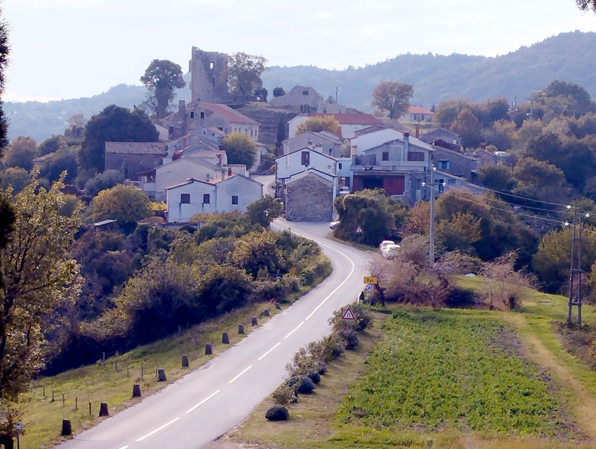 Paz s kaštelom iznad kuća