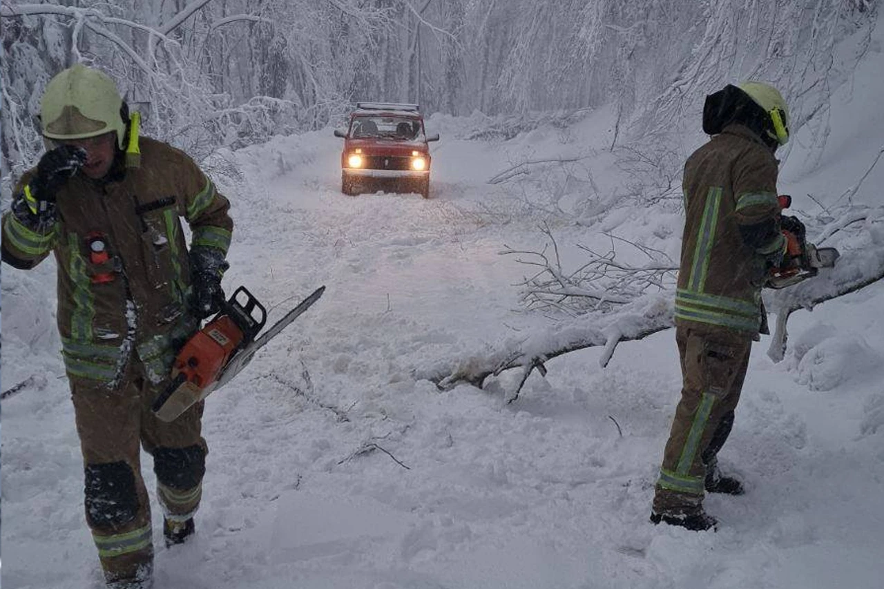Zimski ugođaj ne godi nikome: Snijeg otežava promet, bez struje cijela naselja, jedna osoba vodi se kao nestala