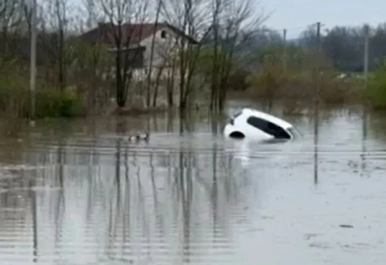 Drama u Prijedoru: Voda odnijela automobil, mladić jedva spašen