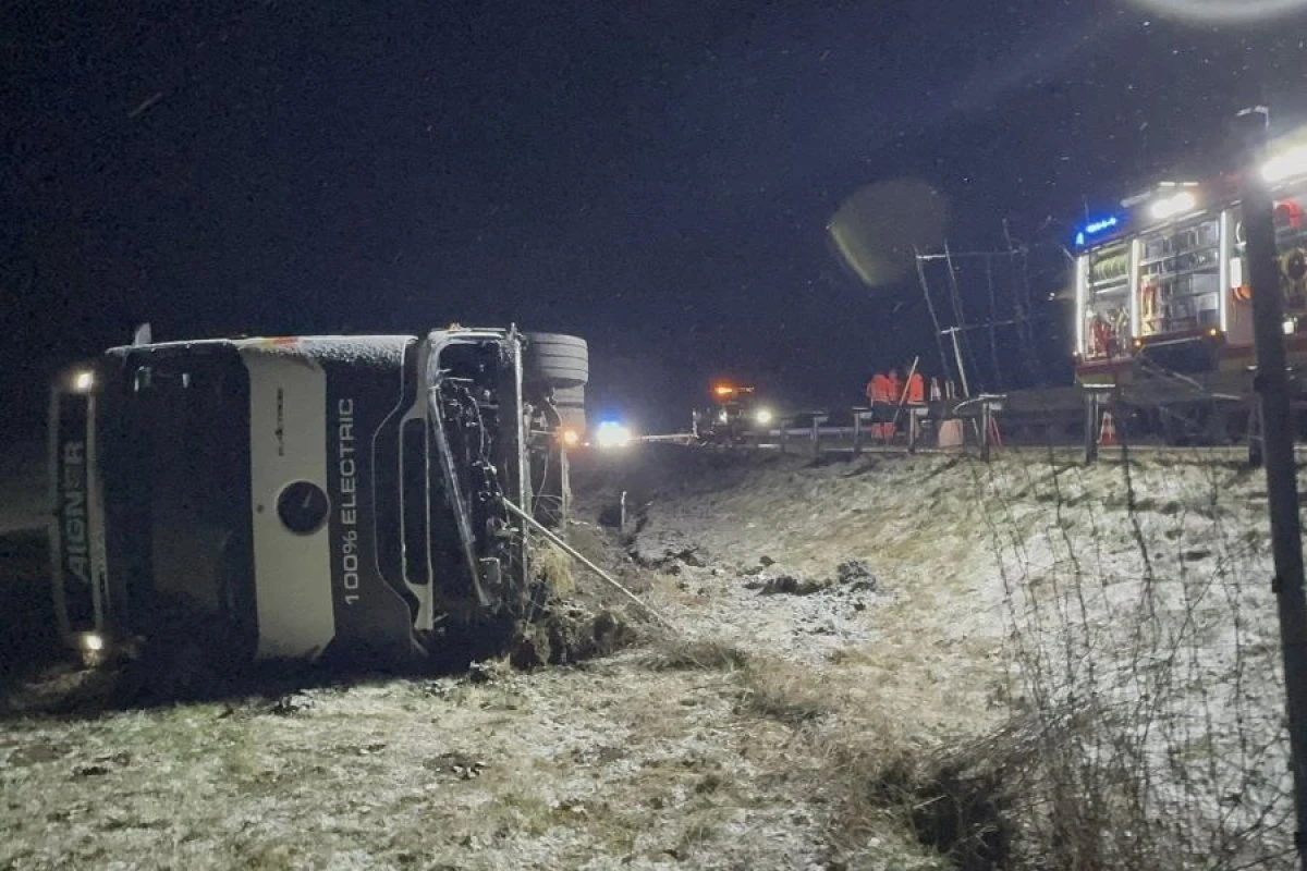 Državljanin BiH lakše ozlijeđen: Električnim kamionom sletio s ceste, šteta 400.000 eura