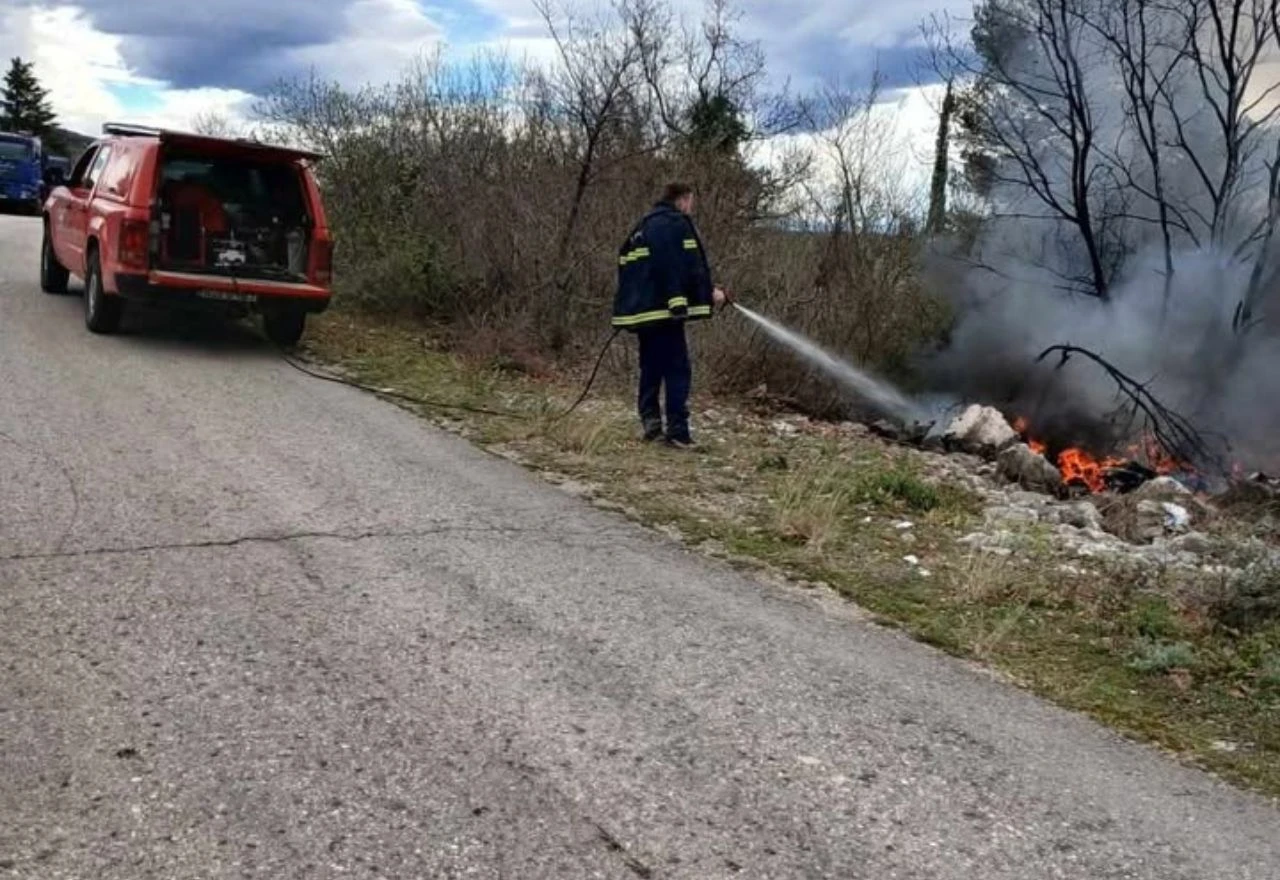 Manji požar kod Čitluka: Vatrogasci spriječili širenje prema šumi