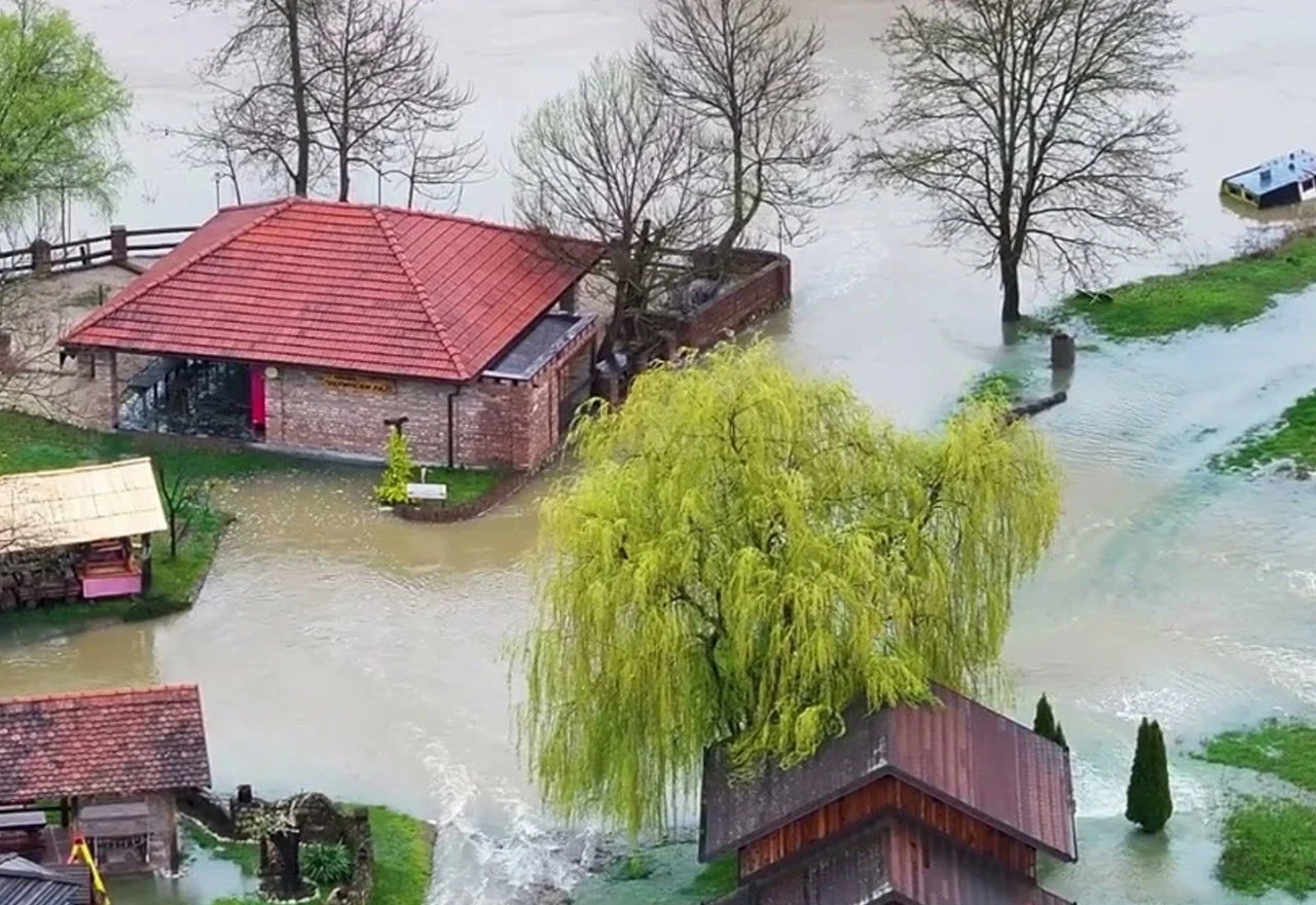 Učenici se vraćaju u škole, padaline nastavljaju, a od utorka prijete novi snažni vjetrovi